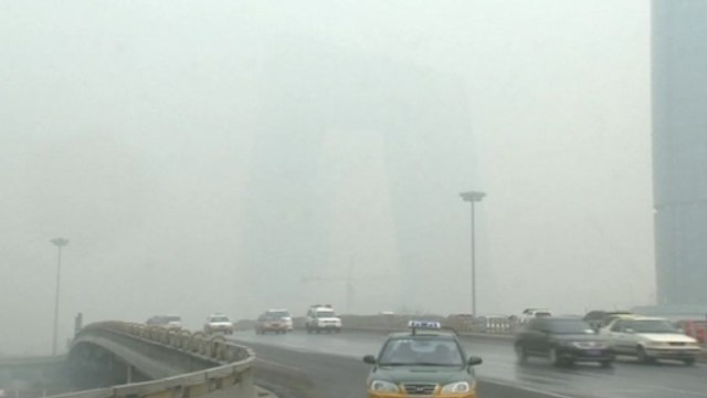 Heavy smog envelops Beijing