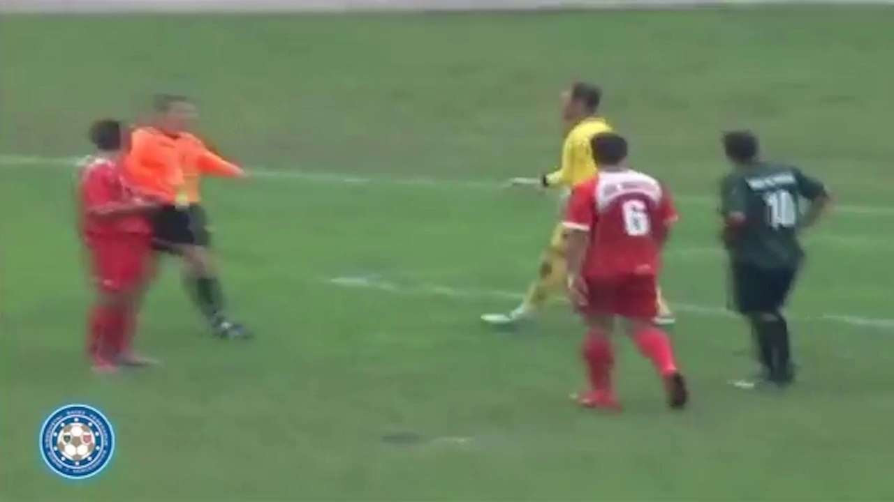 Un gardien pète les plombs et frappe un arbitre !