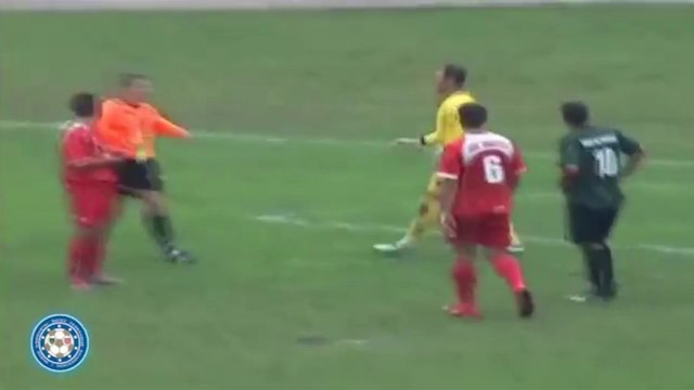 Un gardien pète les plombs et frappe un arbitre !