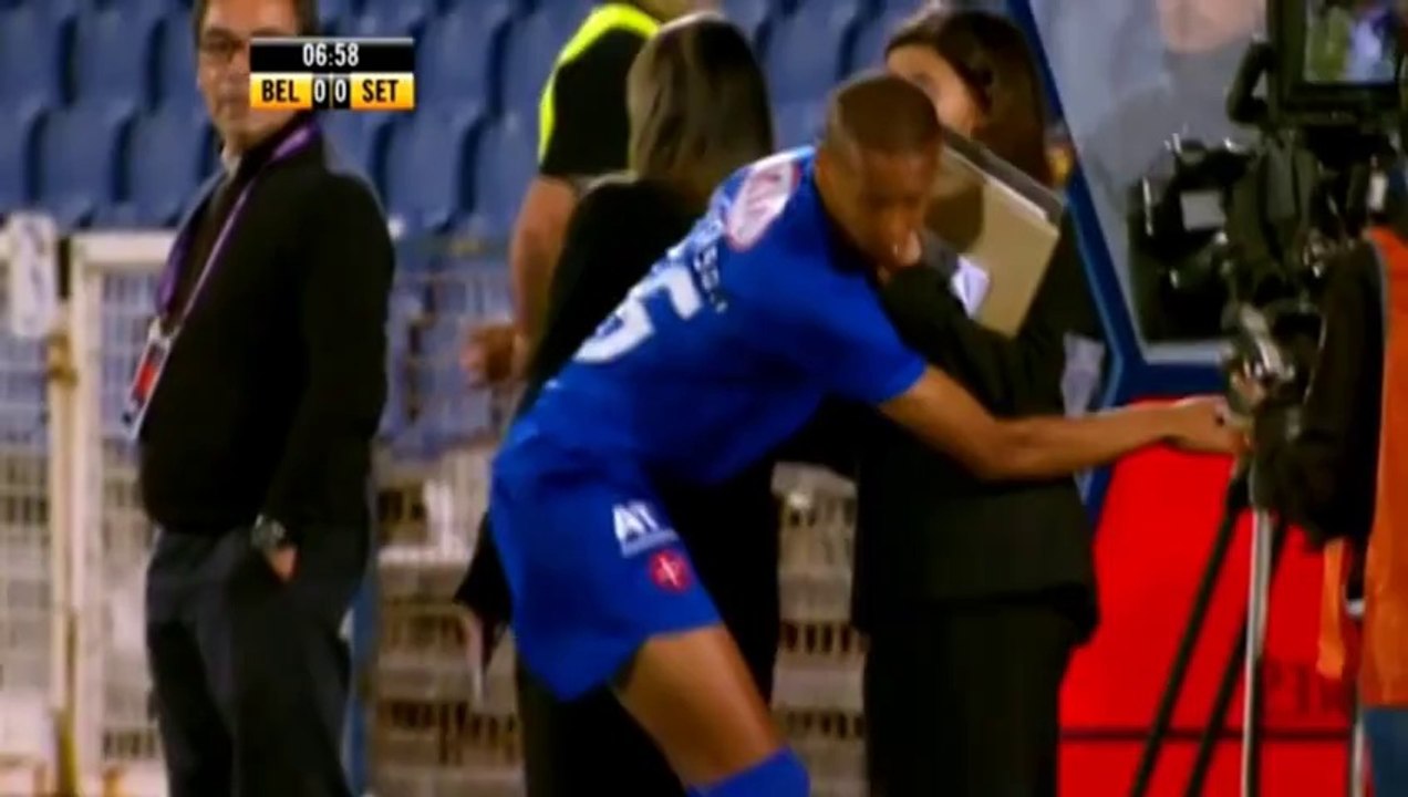 Cầu thủ " lỡ đà" sút bóng trượt chân ôm chặt phóng viên