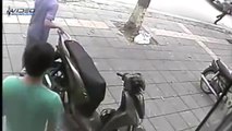 Tenta invano di rubare uno scooter