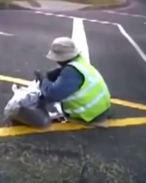 Ce mendiant prétend ne pas avoir de jambes pour gagner de l'argent