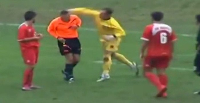 Kart Gören Kaleci Hakemi Yumrukladı