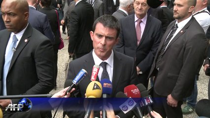 Ebola: Valls met en garde contre des "mouvements de panique"