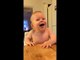 Un bébé se prend un fou rire incontrolable lorsque sa maman ouvre une noix de coco