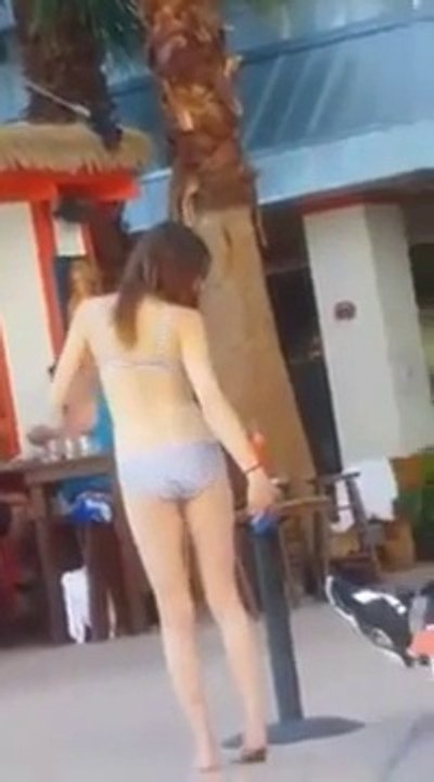 Une fille en maillot de bain prend plein de Selfies - Ridicule! - Vidéo  Dailymotion