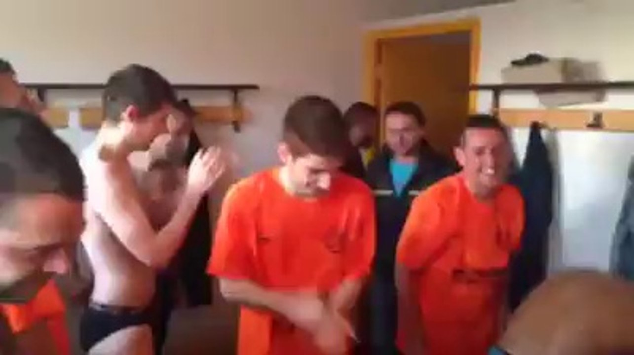 club de foot dans les vestiaire