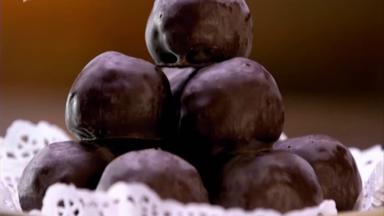 Bolas de chocolate con anacardos dátiles almendras y arándanos