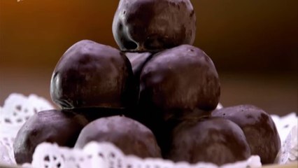 Bolas de chocolate con anacardos dátiles almendras y arándanos