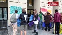 Cortei scuola, a Torino studenti bruciano manichini con le facce di Renzi e Giannini - Il Fatto Quotidiano
