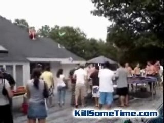 Régis saute en trempoline