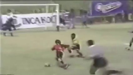 Mesmo estilo! Messi já era craque desde pequeno