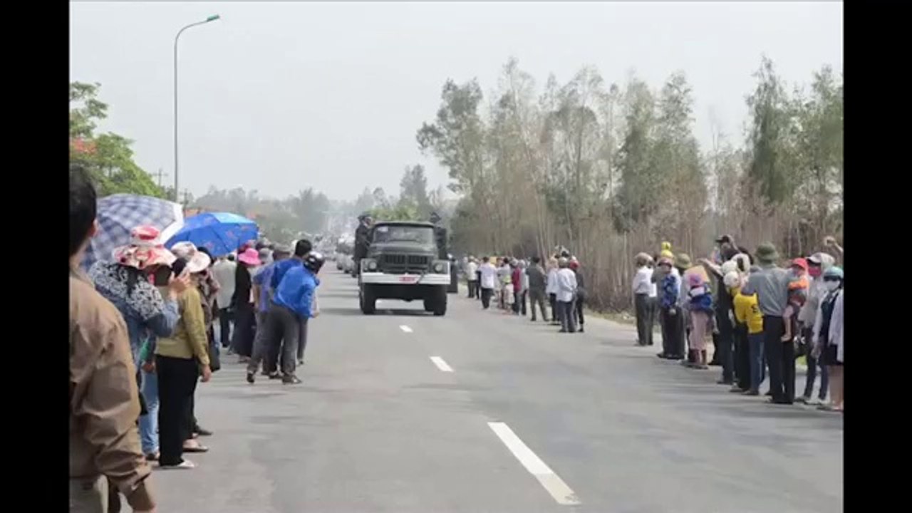 doan-xe-tang-tren-duong-dua-dai-tuong-ve-noi-an-nghi (Toyota camry , Toyota altis, Toyota vios, Toyota innova , Toyota fortuner)