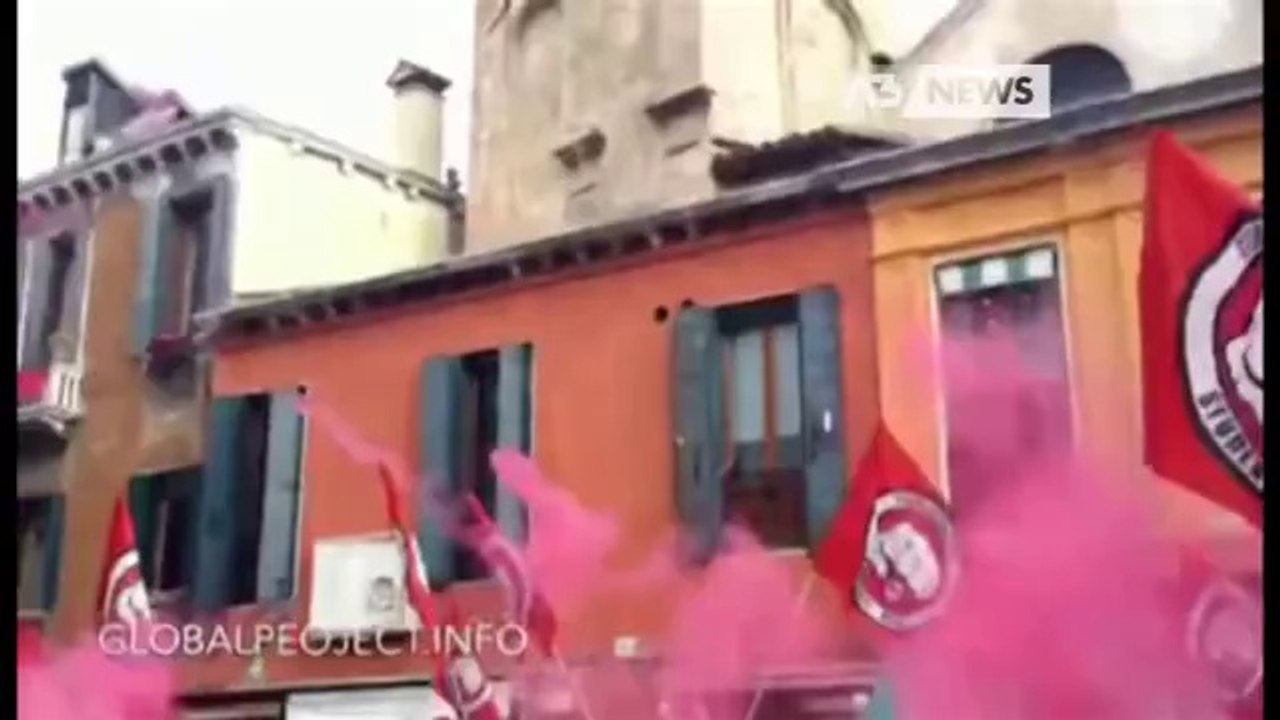 SCUOLA: DUE CORTEI, STESSA PROTESTA