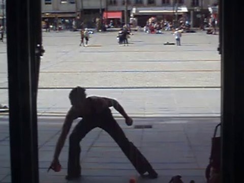 Génial jongleur-danseur au centre Pompidou