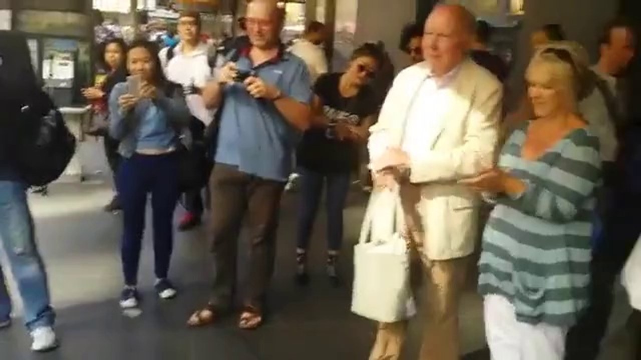 Sokakta Çok Güzel Piyano Çalan Yaşlı Teyze