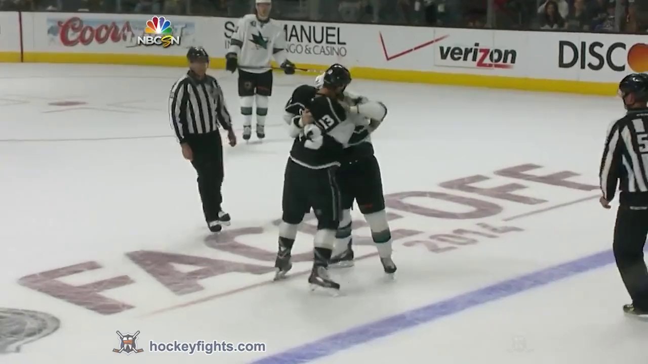 Bagarre en Hockey sur glace : Mike Brown vs Kyle Clifford Oct 8, 2014