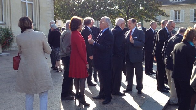 Le ministre Bernard Cazeneuve décoré Marcel Bénard