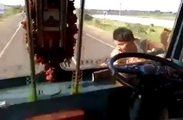 Un chauffeur de camion fait le tour de sa cabine
