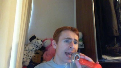 Wiwi égratigne "la da dee" de Cody Simpson