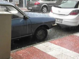 HAZIRLIKSIZ YAKALANAN VATANDAŞ SAÇAKLARDA BEKLEDİ