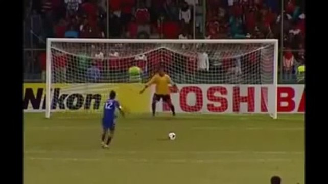 Un Penalty hilarant mais efficace! Il fait semblant de tomber...