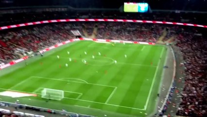 Video herunterladen: Attaque d'avion en papier pendant le match de football Engleterre - Pérou! Joueur touché à la tête!