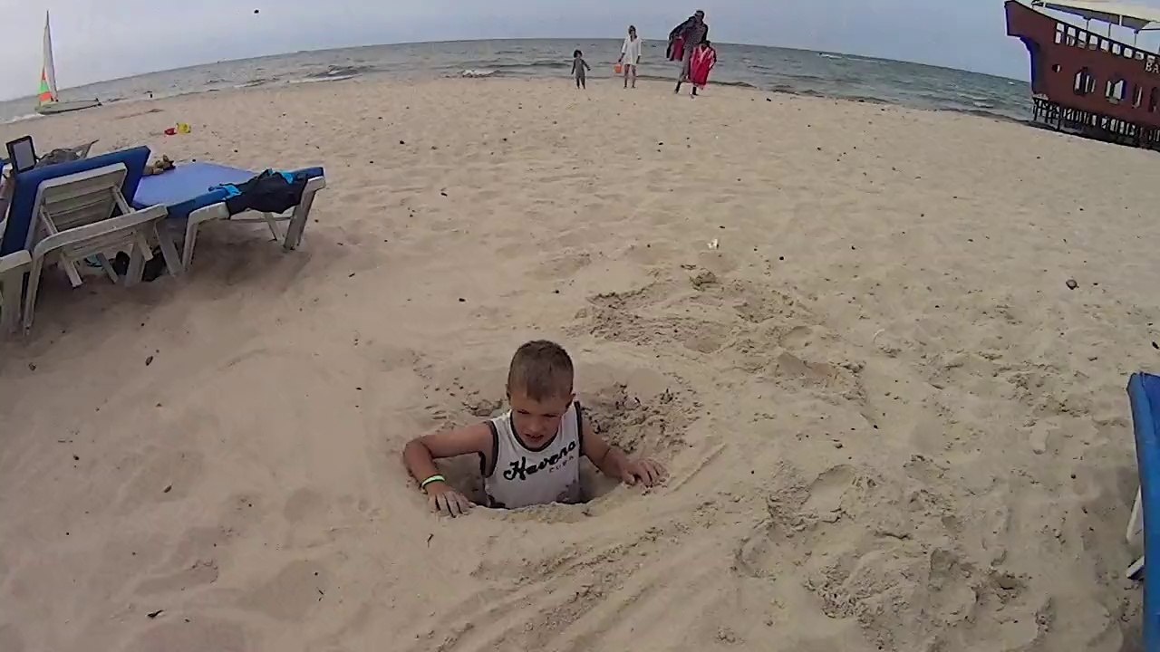 Eliot les pieds dans l'eau !!