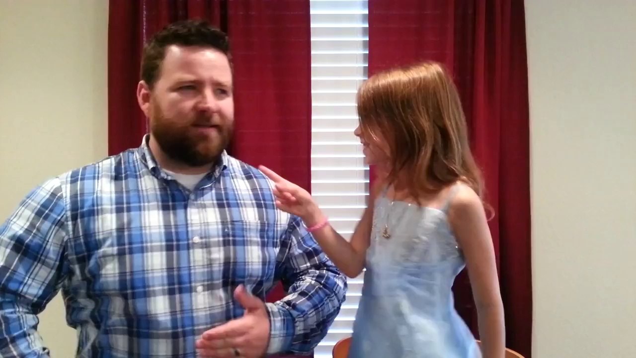 Un papa et sa fille en duo adorable : Reprise de Love Is An Open Door