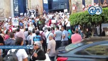 شاهد|| مواطنون يسبون المشاركون في وقفة مراسل «الجزيرة» أمام نقابة الصحفيين
