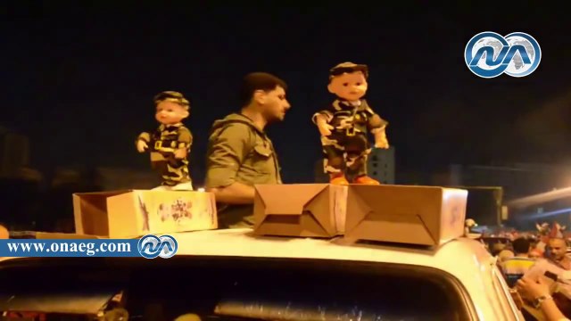 شاهد|| انتشار لعب أطفال بالزي العسكري في التحرير احتفالا بفوز السيسي