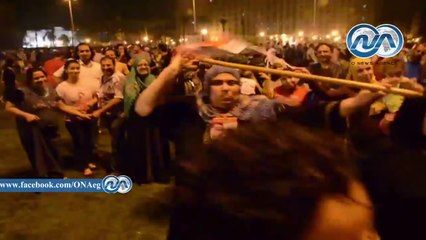 شاهد|| سيدة ترقص علي "المزمار"البلدي احتفالا بفوز "السيسي" بميدان التحرير