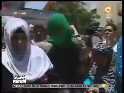 السيدات يرقصون علي أنغام تسلم الأيادي أمام أحد لجان الانتخابات الرئاسية بشبرا