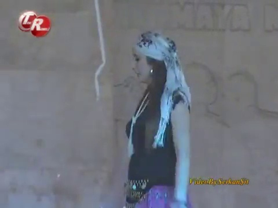 Trakyalı süper kızlar grubu  ayağında pembe Şalvar