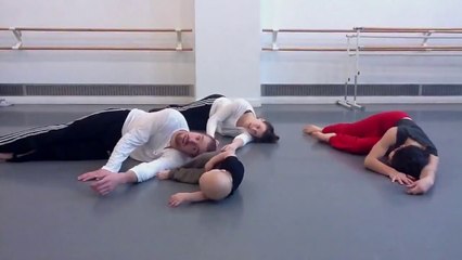 Un bébé fait de la danse contemporaine