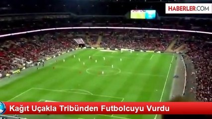 Kağıt Uçakla Tribünden Futbolcuyu Vurdu