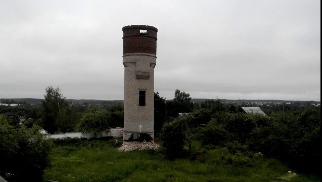 Détruire une tour de 30 mètres avec un marteau-piqueur
