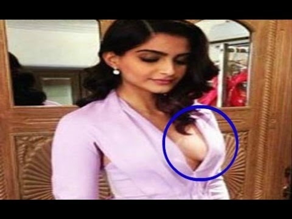 Sonam Kapoor Caught Br@less