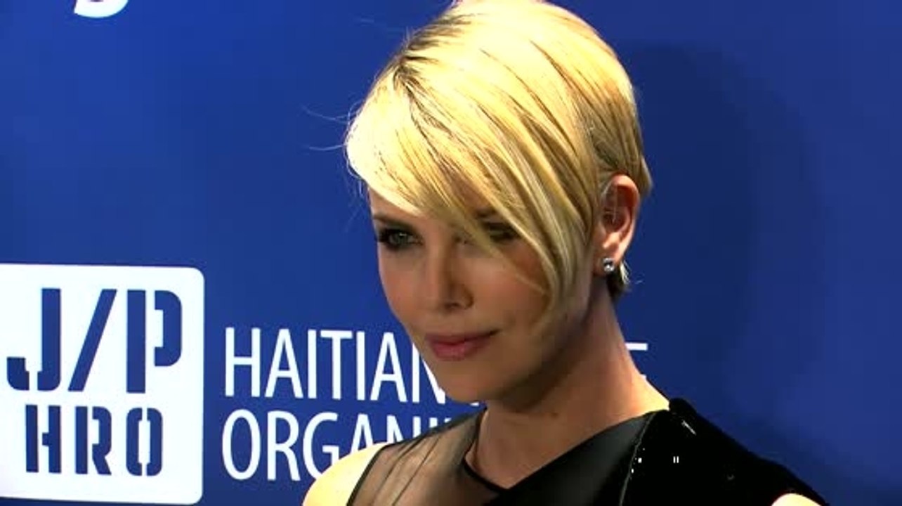 Charlize Theron hace comentarios impactantes sobre violación