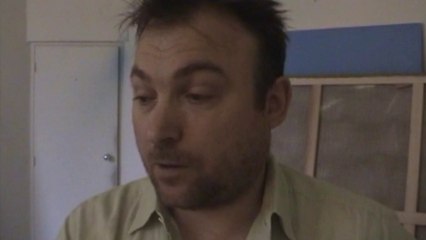 Miquel Barceló poses for Klaus Guingand - 2005