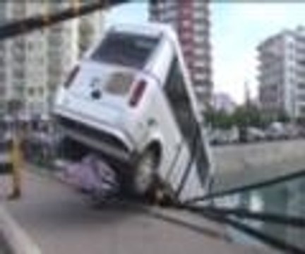 Yolcu minibüsü köprüde asılı kaldı