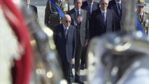 Napolitano - Il Presidente depone una corona di alloro all'Altare della Patria (02.06.12)