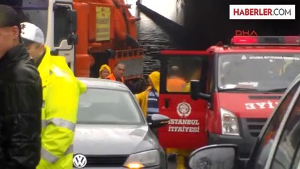 Sultanbeyli'de Fatih Meydan Altgeçidi Yoğun Yağış Nedeniyle Su Bastı.