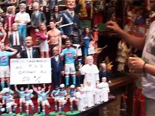 Napoli - La statuetta di Cavani in svendita (09.07.13)