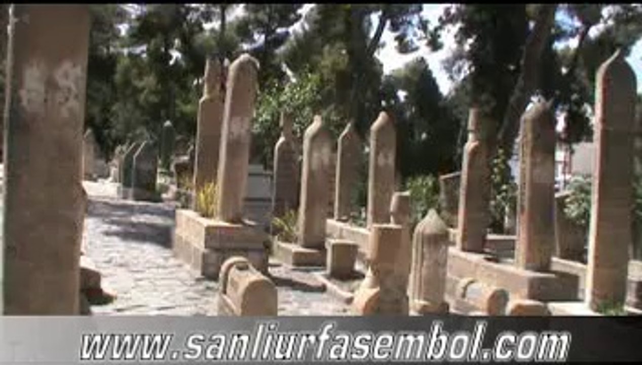 Bu Kez Mezar Taşları Yıkıldı