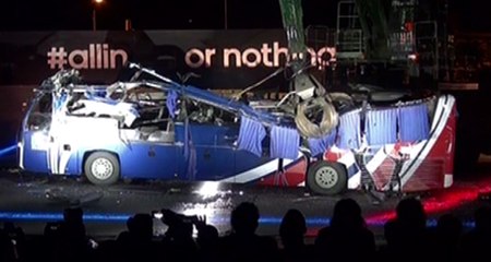 Knysna : Adidas détruit l'ancien bus des Bleus - ZAPPING AUTO DU 02/06/2014