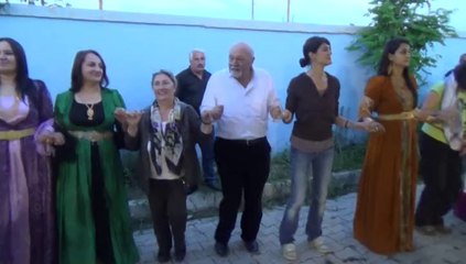 Hakkari’yi gezmeye gelen 35 kişilik grup halaylara hayran kaldı