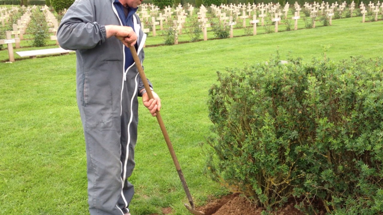 Les derniers préparatifs au cimetière polonais d'Urville