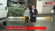 İstanbul'da yağış trafiği felç etti