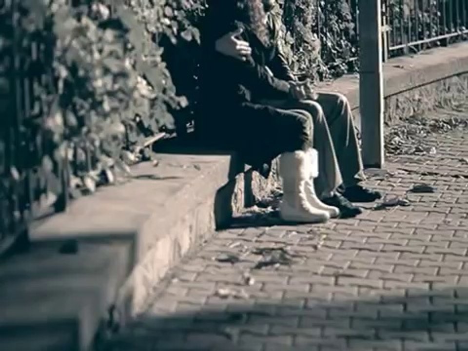 Kararsızım (Ebru Yaşar)